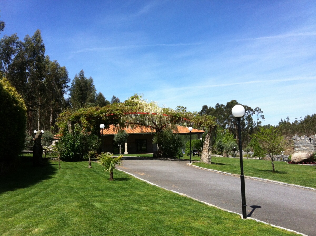 Alpendre e jardins